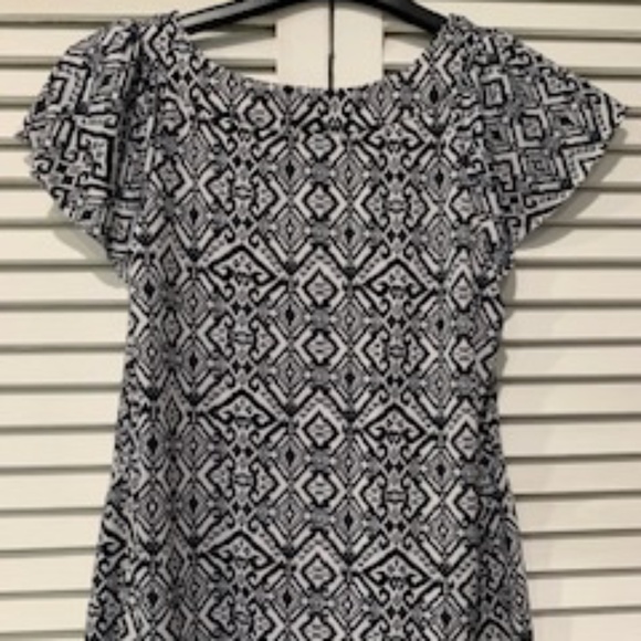 Black and White Print Top, Featuring Short, Ruffled Sleeves, With Pendant - Picture 6 of 6